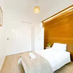 Modern 3 Bedroom Near Belem Lisbon Upto 5 Guests