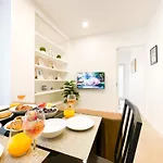 Modern 3 Bedroom Near Belem Lisbon Upto 5 Guests Apartment *
