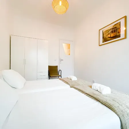 Modern 3 Bedroom Near Belem Lisbon Upto 5 Guests Apartment Cruz Quebrada
