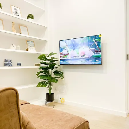 Modern 3 Bedroom Near Belem Lisbon Upto 5 Guests Apartment *