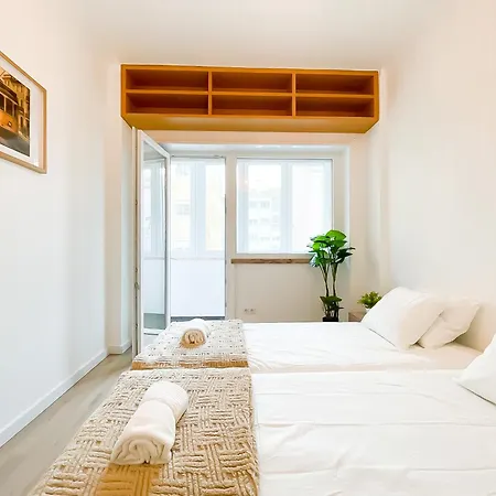 Modern 3 Bedroom Near Belém Lisbon Upto 5 Guests Appartamento *