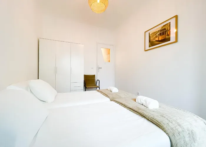 Modern 3 Bedroom Near Belem Lisbon Upto 5 Guests Apartment Cruz Quebrada