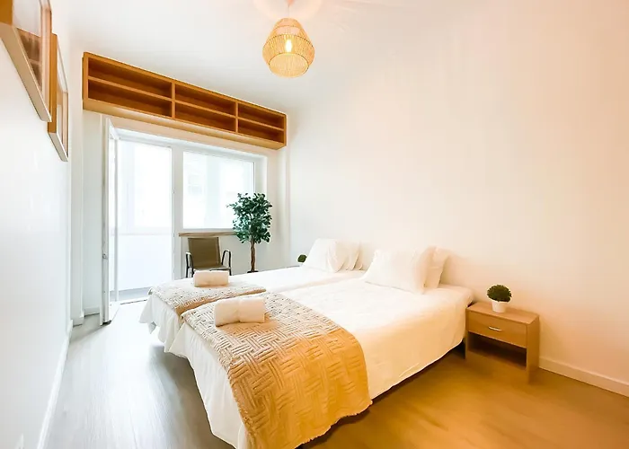 Modern 3 Bedroom Near Belem Lisbon Upto 5 Guests * Cruz Quebrada