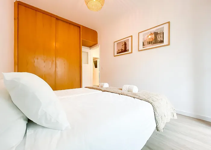 Apartment Modern 3 Bedroom Near Belem Lisbon Upto 5 Guests Cruz Quebrada