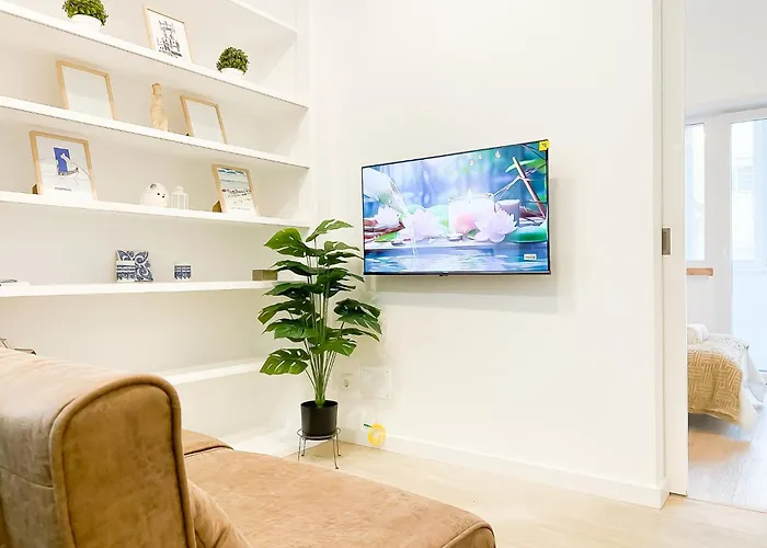 Modern 3 Bedroom Near Belem Lisbon Upto 5 Guests Apartment *