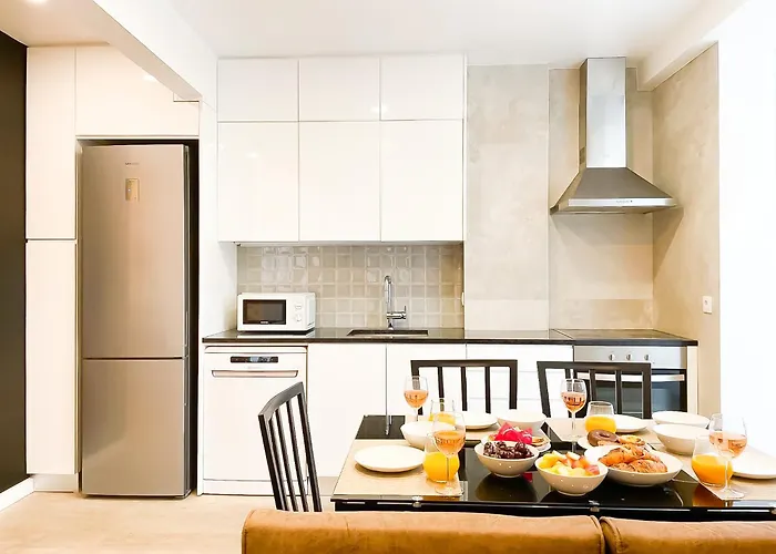 Modern 3 Bedroom Near Belem Lisbon Upto 5 Guests Apartment *