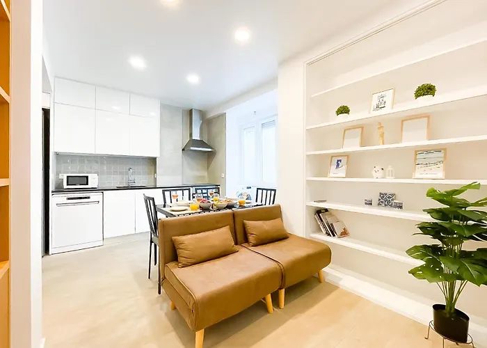 Modern 3 Bedroom Near Belem Lisbon Upto 5 Guests *