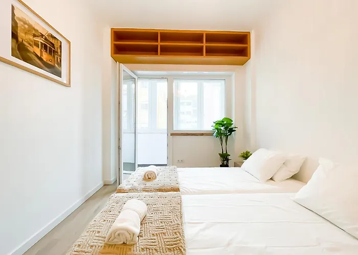 Modern 3 Bedroom Near Belem Lisbon Upto 5 Guests Apartment *