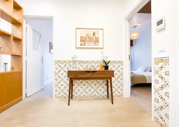 Modern 3 Bedroom Near Belem Lisbon Upto 5 Guests Apartment
